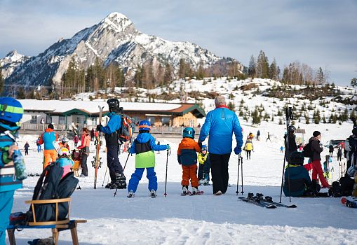 Familie im Winterpark Postalm