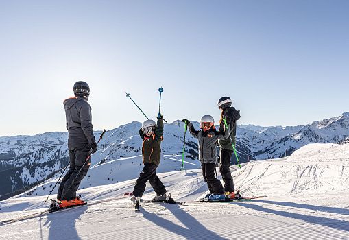 Familienspaß_beim_Skifahren_©ski_juwel_alpbachtal_wildschoenau