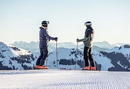 Pärchen_beim_Skistart_am_Berg_mit_Sonnenaufgang_©ski_juwel_alpbachtal_wildschoenau